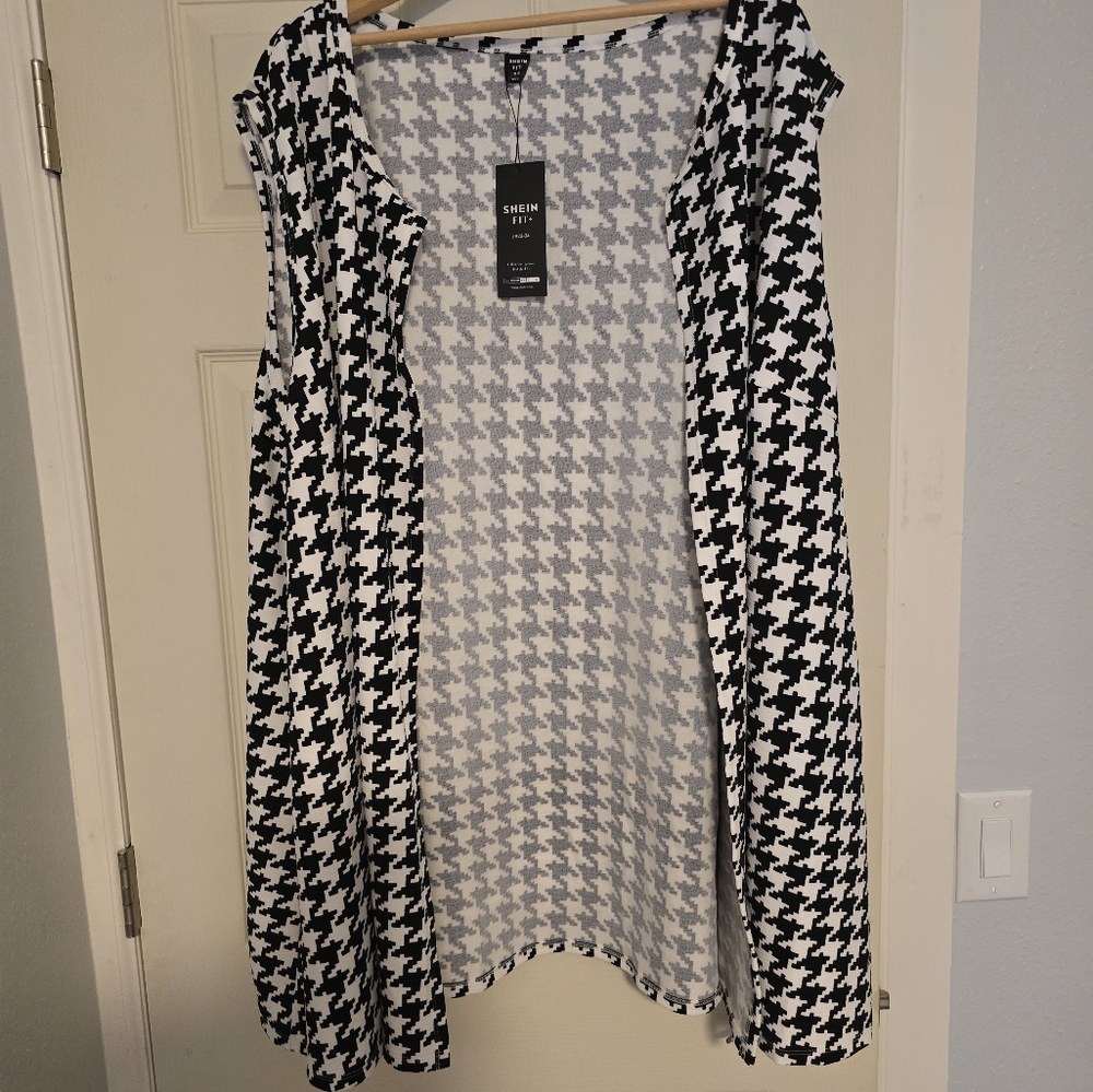 Chic Black and White Houndstooth Vest